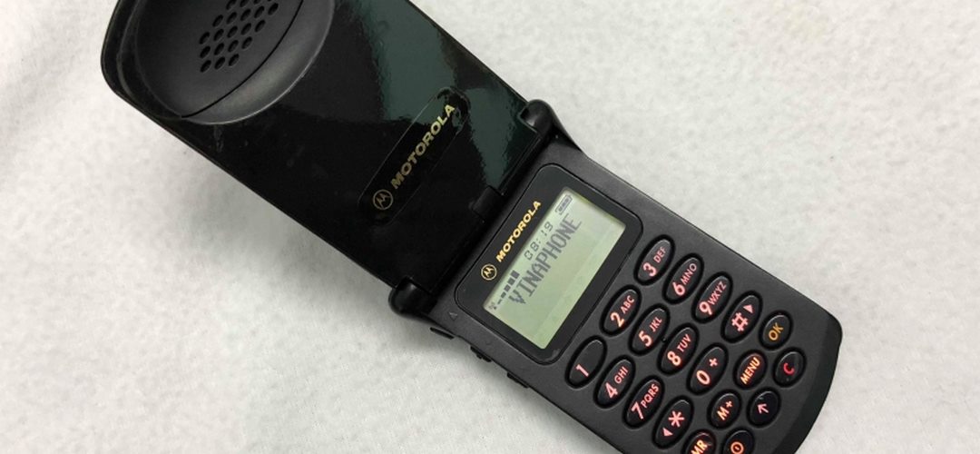 Motorola TAC 98000X- Tiên phong phát triển điện thoại màn hình gập