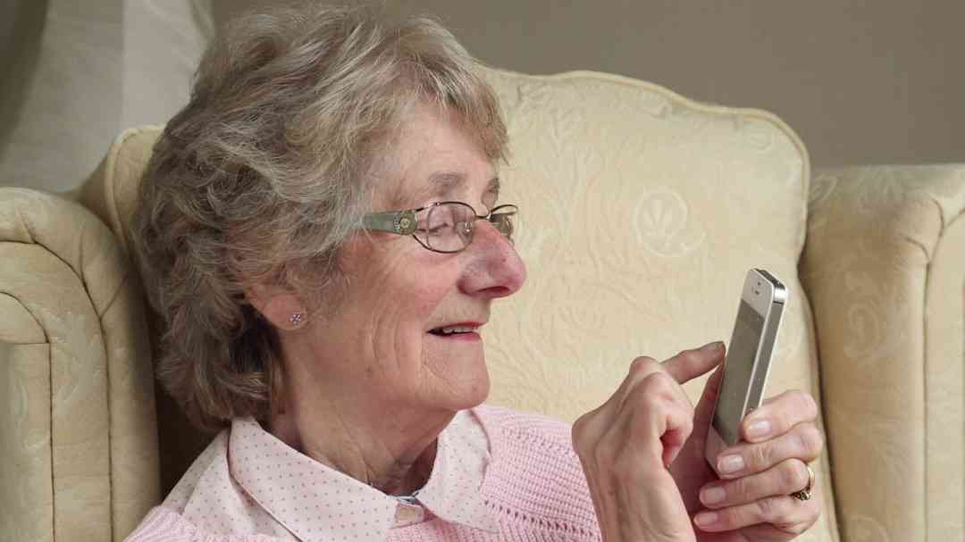 Lí do nên mua điện thoại thông minh cho người lớn tuổi?