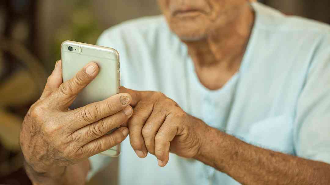 Sự cần thiết của những chiếc điện thoại dành cho người già